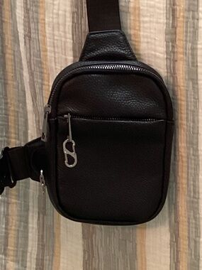 Concept Global leather travel sling bag.
RFID blocking. Anti-theft zipper locks